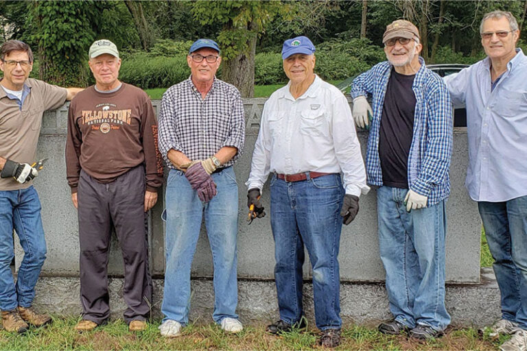 Brandeis Men's Club cleaning the temple's cemetery section